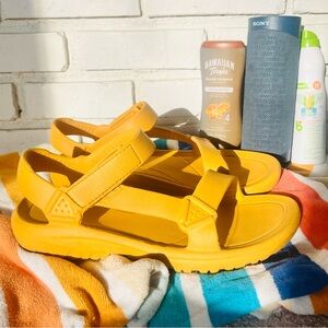 Men’s Teva Sandals Lightweight, Waterproof, Velcro, Yellow